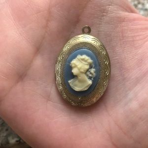 women's knock-off cameo victorian locket necklace